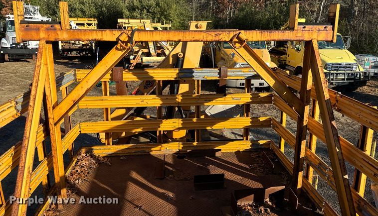 image for item NN9362 2004 Chevrolet  C8500 Crew Cab flatbed truck