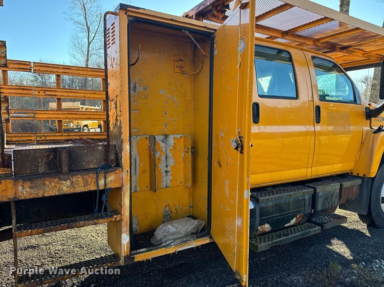 image for item NN9362 2004 Chevrolet  C8500 Crew Cab flatbed truck