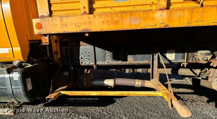 image for item NN9362 2004 Chevrolet  C8500 Crew Cab flatbed truck