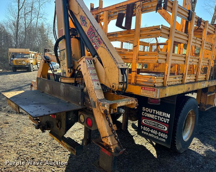 image for item NN9362 2004 Chevrolet  C8500 Crew Cab flatbed truck