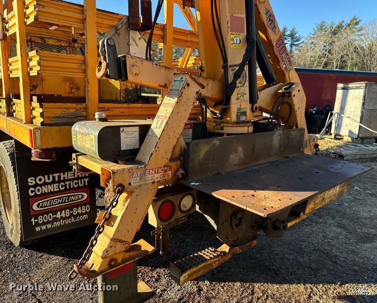 image for item NN9362 2004 Chevrolet  C8500 Crew Cab flatbed truck