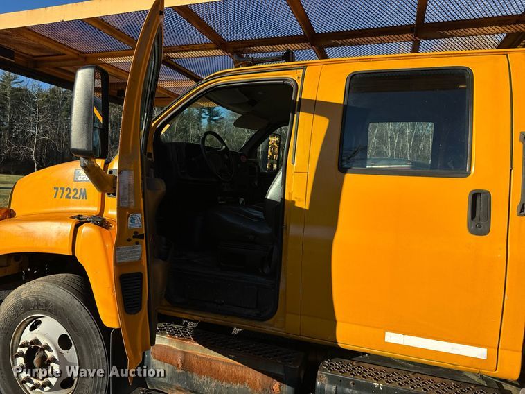 image for item NN9362 2004 Chevrolet  C8500 Crew Cab flatbed truck