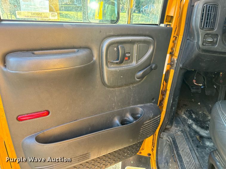 image for item NN9362 2004 Chevrolet  C8500 Crew Cab flatbed truck