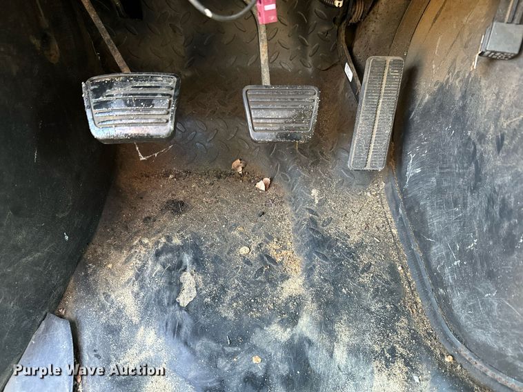 image for item NN9362 2004 Chevrolet  C8500 Crew Cab flatbed truck