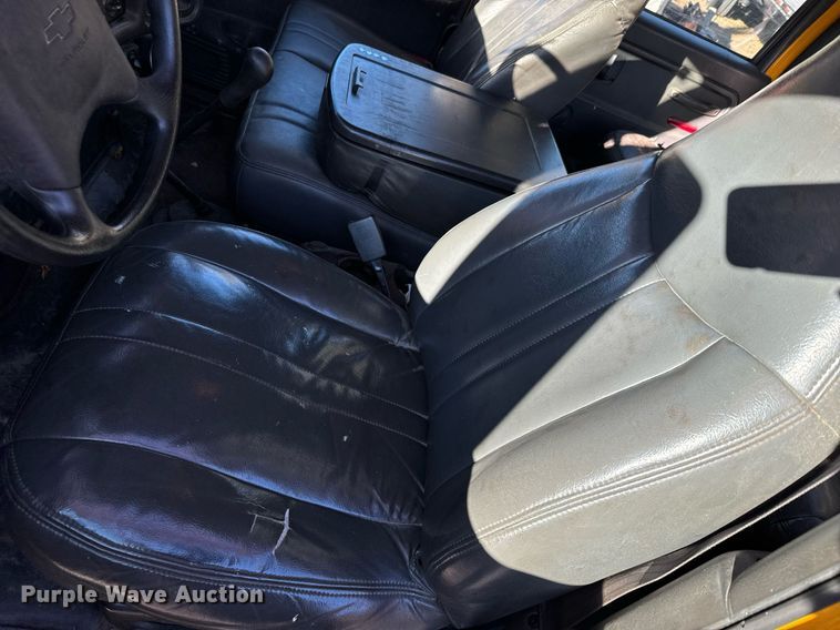 image for item NN9362 2004 Chevrolet  C8500 Crew Cab flatbed truck