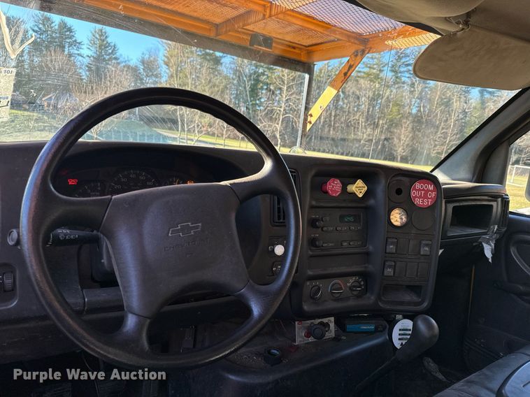 image for item NN9362 2004 Chevrolet  C8500 Crew Cab flatbed truck