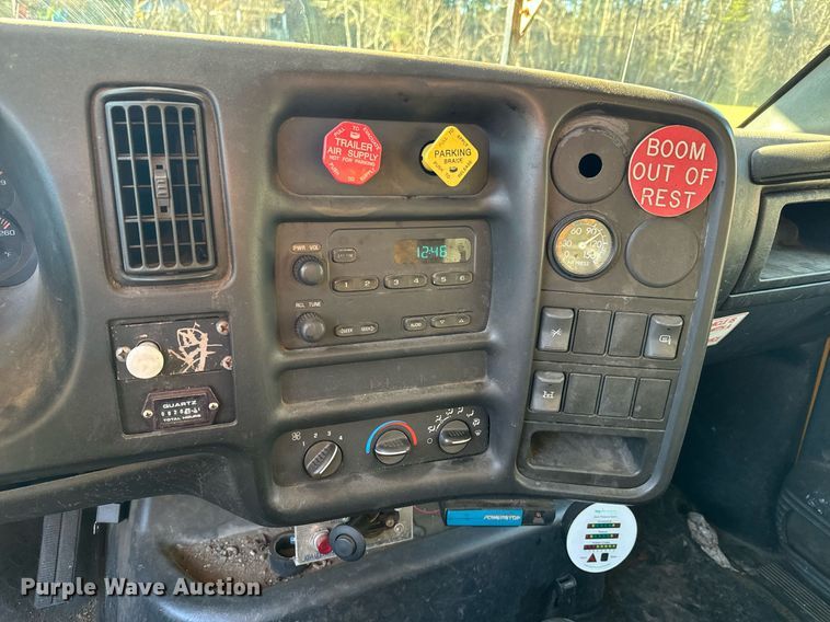 image for item NN9362 2004 Chevrolet  C8500 Crew Cab flatbed truck