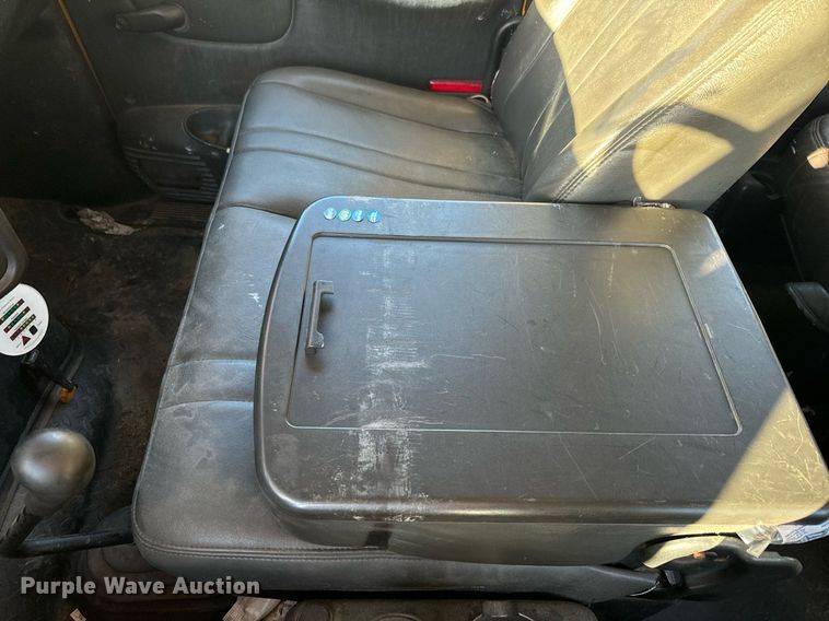 image for item NN9362 2004 Chevrolet  C8500 Crew Cab flatbed truck