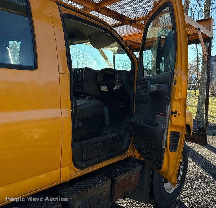 image for item NN9362 2004 Chevrolet  C8500 Crew Cab flatbed truck