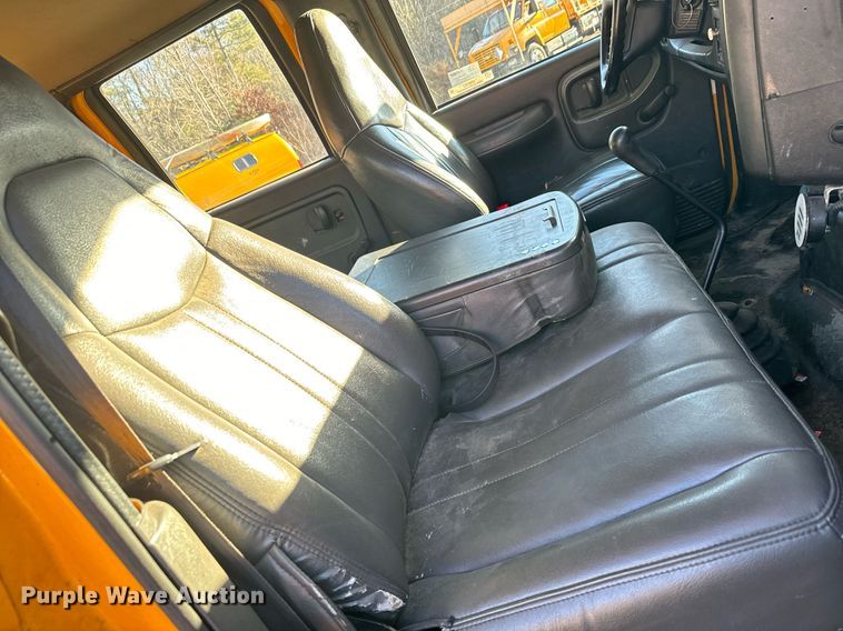 image for item NN9362 2004 Chevrolet  C8500 Crew Cab flatbed truck