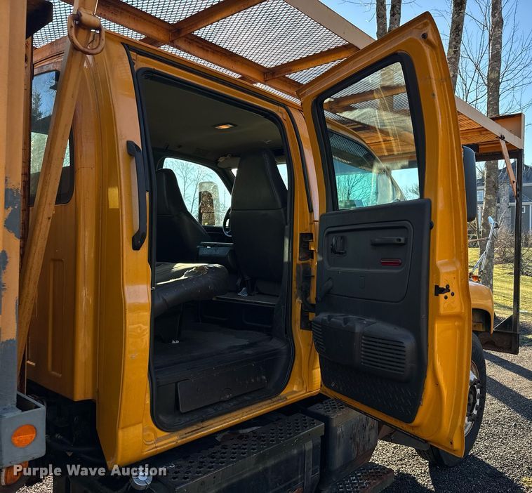 image for item NN9362 2004 Chevrolet  C8500 Crew Cab flatbed truck