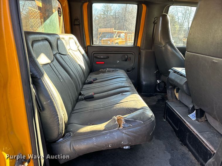 image for item NN9362 2004 Chevrolet  C8500 Crew Cab flatbed truck