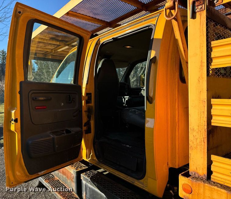 image for item NN9362 2004 Chevrolet  C8500 Crew Cab flatbed truck