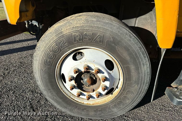 image for item NN9362 2004 Chevrolet  C8500 Crew Cab flatbed truck