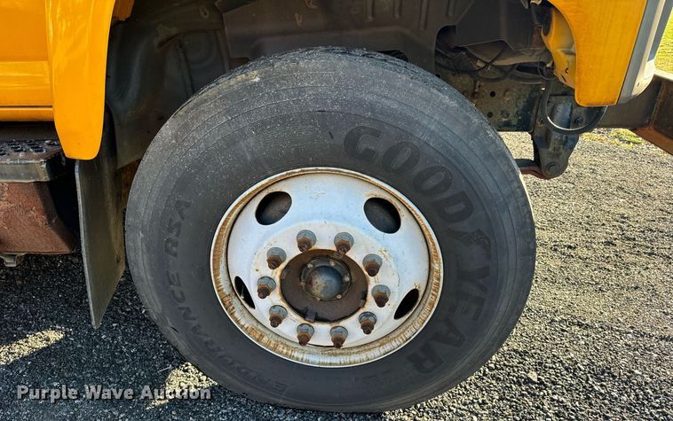 image for item NN9362 2004 Chevrolet  C8500 Crew Cab flatbed truck