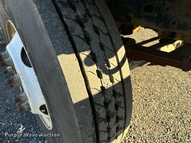 image for item NN9362 2004 Chevrolet  C8500 Crew Cab flatbed truck