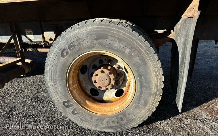 image for item NN9362 2004 Chevrolet  C8500 Crew Cab flatbed truck