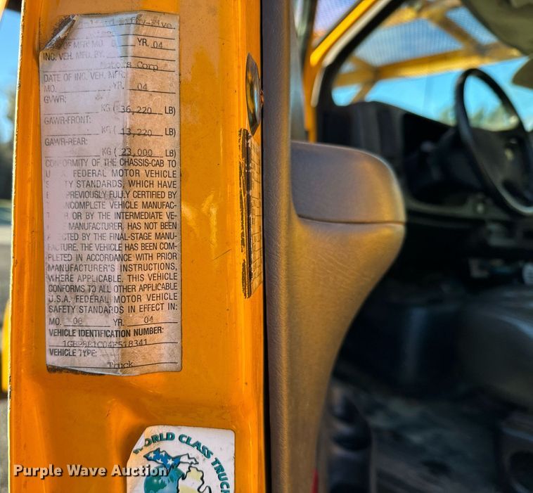 image for item NN9362 2004 Chevrolet  C8500 Crew Cab flatbed truck