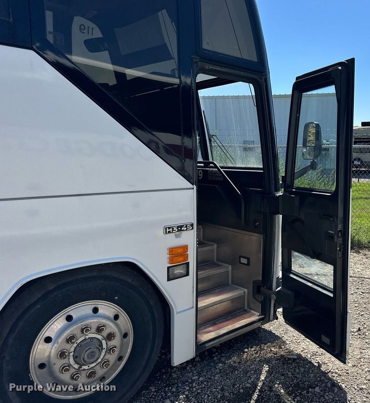 image for item NP9647 1997 Prevost H3-45 coach bus