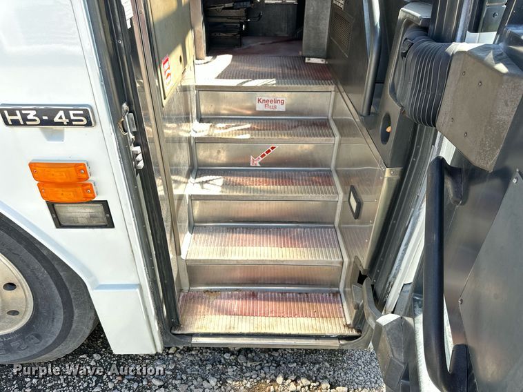 image for item NP9647 1997 Prevost H3-45 coach bus