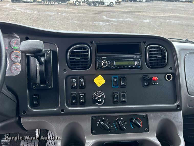 image for item OI9518 2017 Freightliner  Business Class M2 box truck