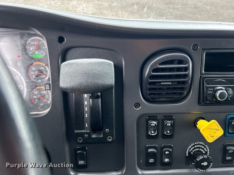 image for item OI9518 2017 Freightliner  Business Class M2 box truck