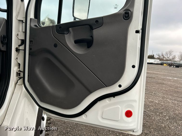 image for item OI9518 2017 Freightliner  Business Class M2 box truck