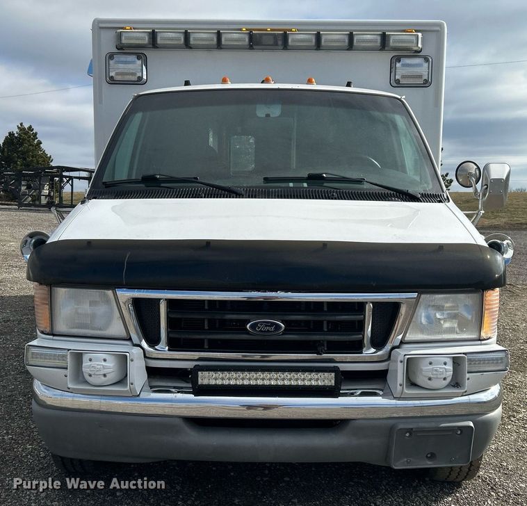 image for item OI9530 2000 Ford E450 Super Duty  ambulance