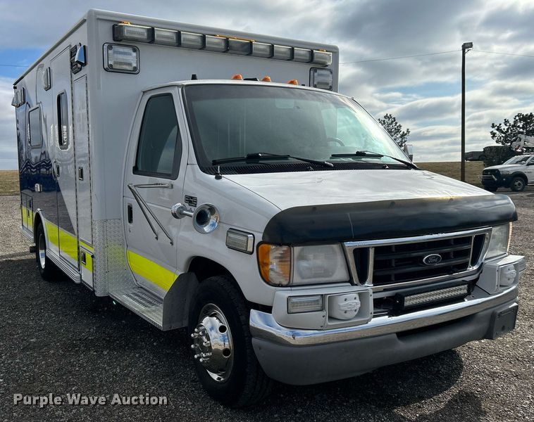 image for item OI9530 2000 Ford E450 Super Duty  ambulance