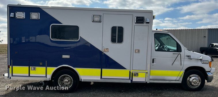 image for item OI9530 2000 Ford E450 Super Duty  ambulance