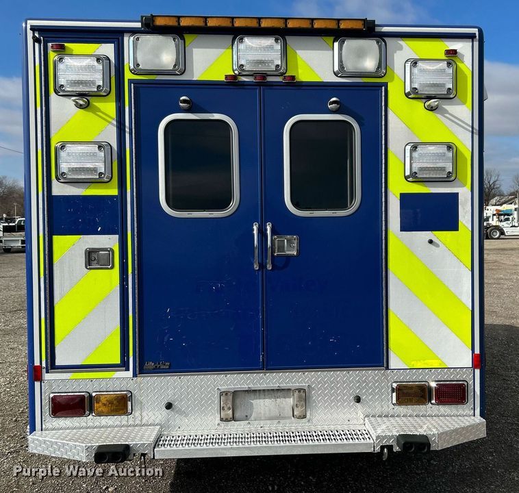 image for item OI9530 2000 Ford E450 Super Duty  ambulance
