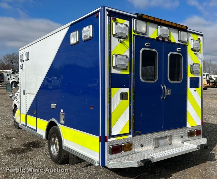 image for item OI9530 2000 Ford E450 Super Duty  ambulance