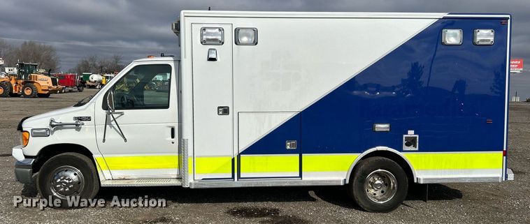 image for item OI9530 2000 Ford E450 Super Duty  ambulance