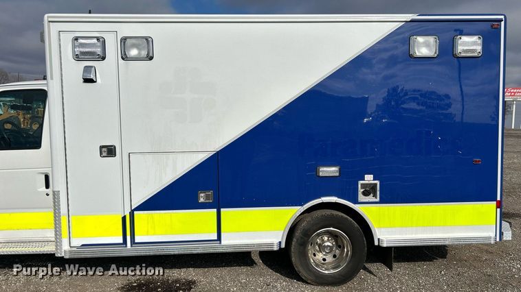 image for item OI9530 2000 Ford E450 Super Duty  ambulance