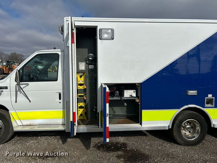 image for item OI9530 2000 Ford E450 Super Duty  ambulance