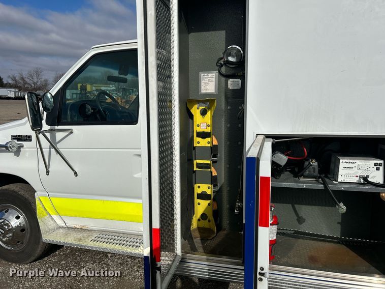 image for item OI9530 2000 Ford E450 Super Duty  ambulance