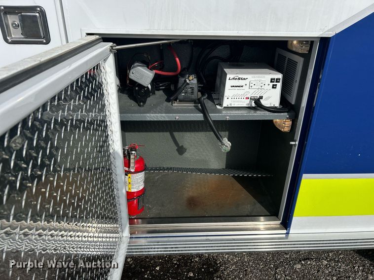 image for item OI9530 2000 Ford E450 Super Duty  ambulance