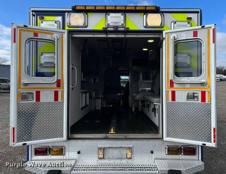 image for item OI9530 2000 Ford E450 Super Duty  ambulance