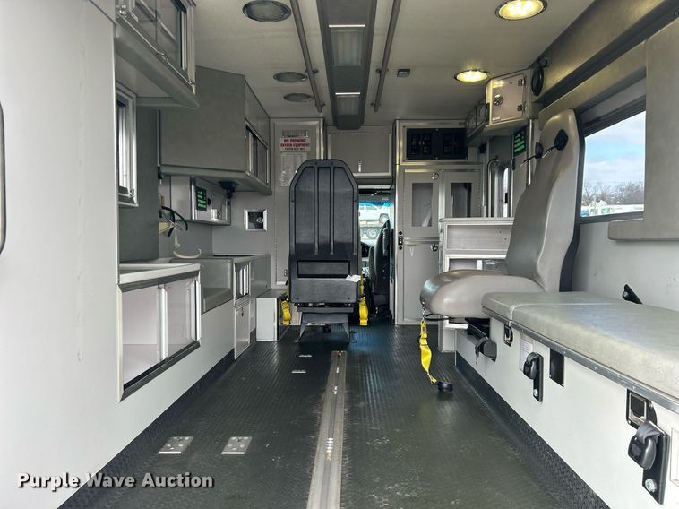 image for item OI9530 2000 Ford E450 Super Duty  ambulance