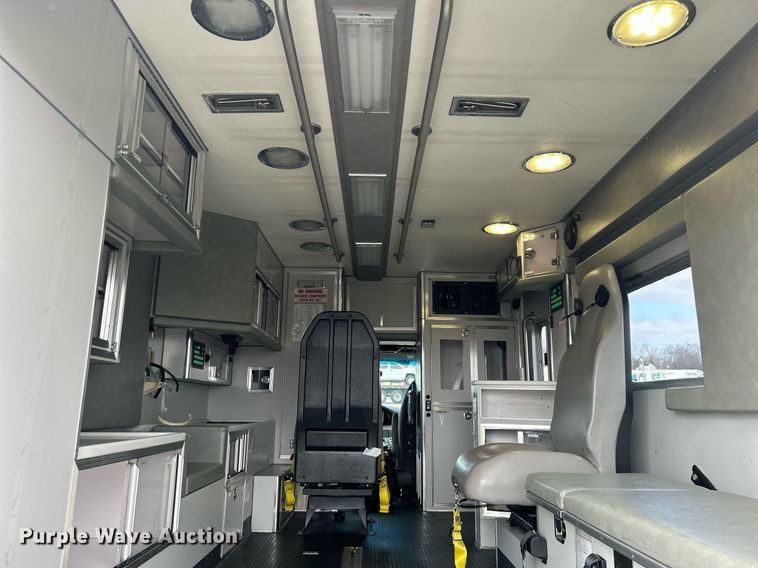 image for item OI9530 2000 Ford E450 Super Duty  ambulance
