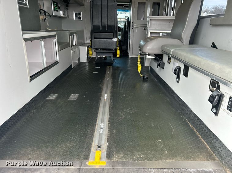 image for item OI9530 2000 Ford E450 Super Duty  ambulance