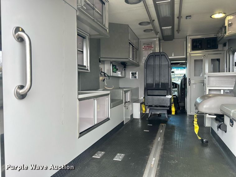 image for item OI9530 2000 Ford E450 Super Duty  ambulance