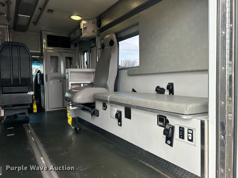 image for item OI9530 2000 Ford E450 Super Duty  ambulance