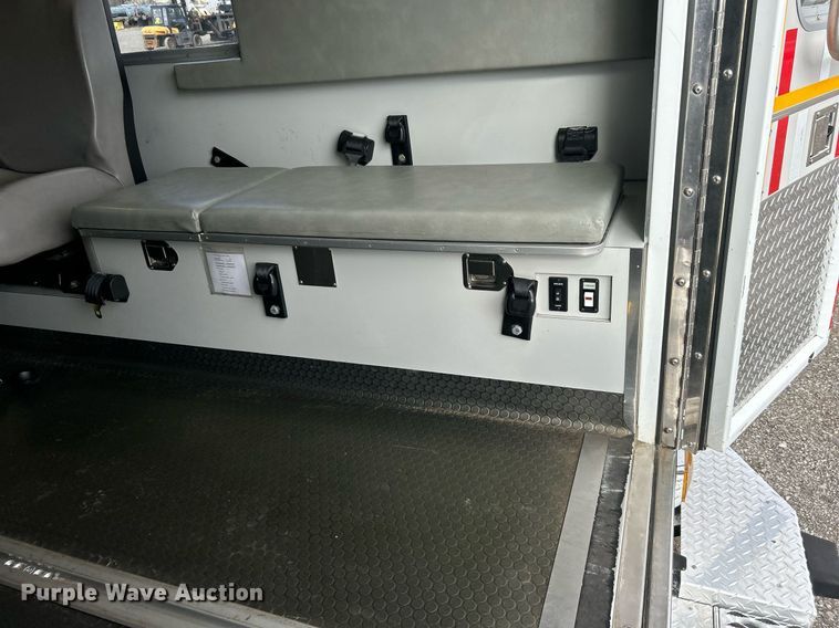 image for item OI9530 2000 Ford E450 Super Duty  ambulance