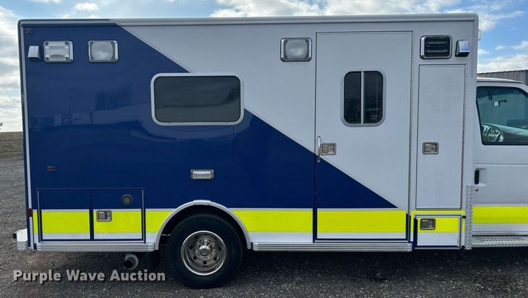 image for item OI9530 2000 Ford E450 Super Duty  ambulance