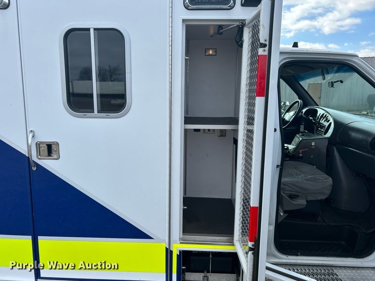 image for item OI9530 2000 Ford E450 Super Duty  ambulance
