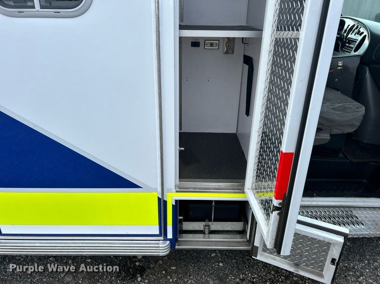 image for item OI9530 2000 Ford E450 Super Duty  ambulance