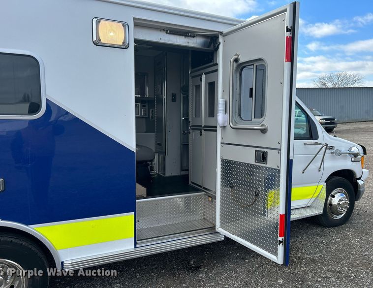 image for item OI9530 2000 Ford E450 Super Duty  ambulance