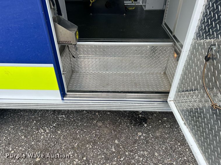 image for item OI9530 2000 Ford E450 Super Duty  ambulance