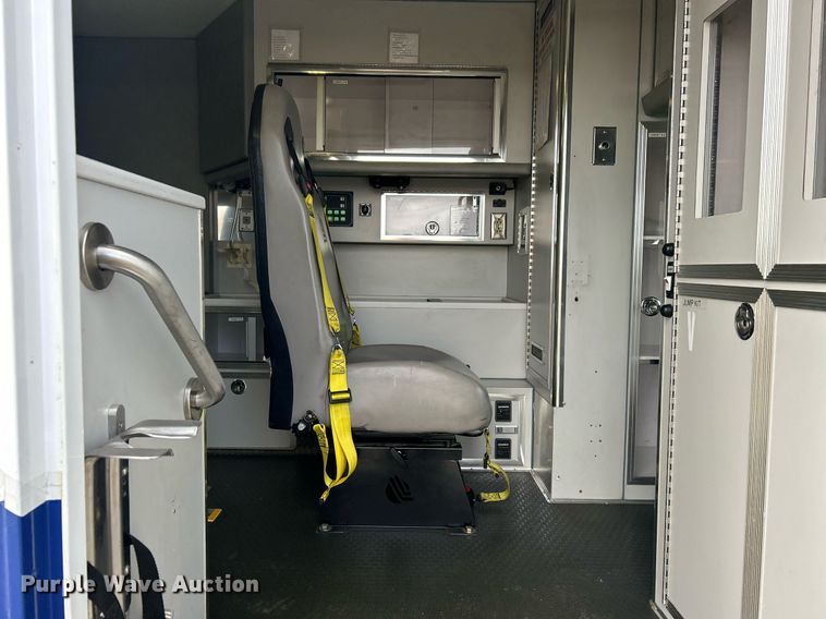 image for item OI9530 2000 Ford E450 Super Duty  ambulance